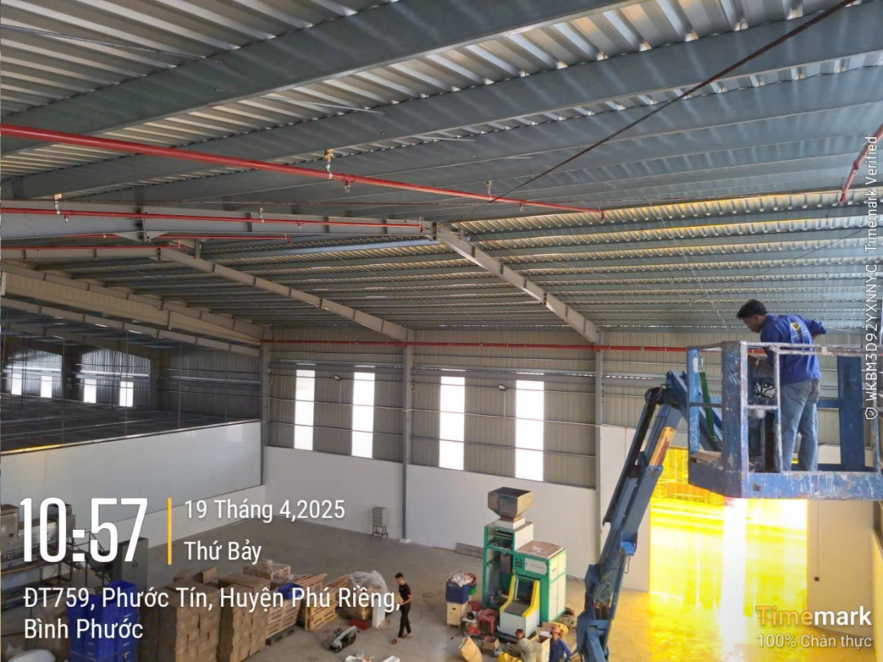 Đội ngũ Tâm Phong thi công lắp đặt đường ống tại công trường